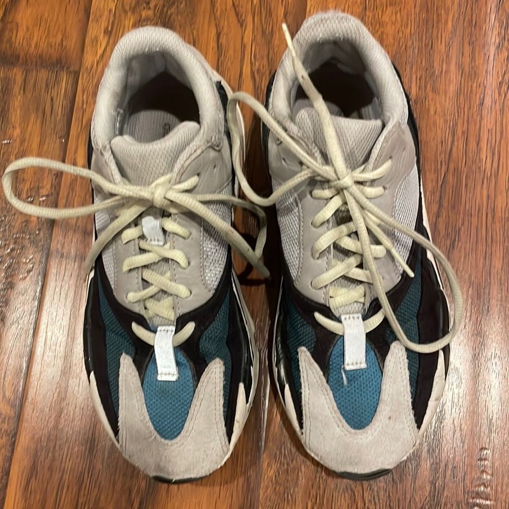 Adidas Yeezy Boost 700